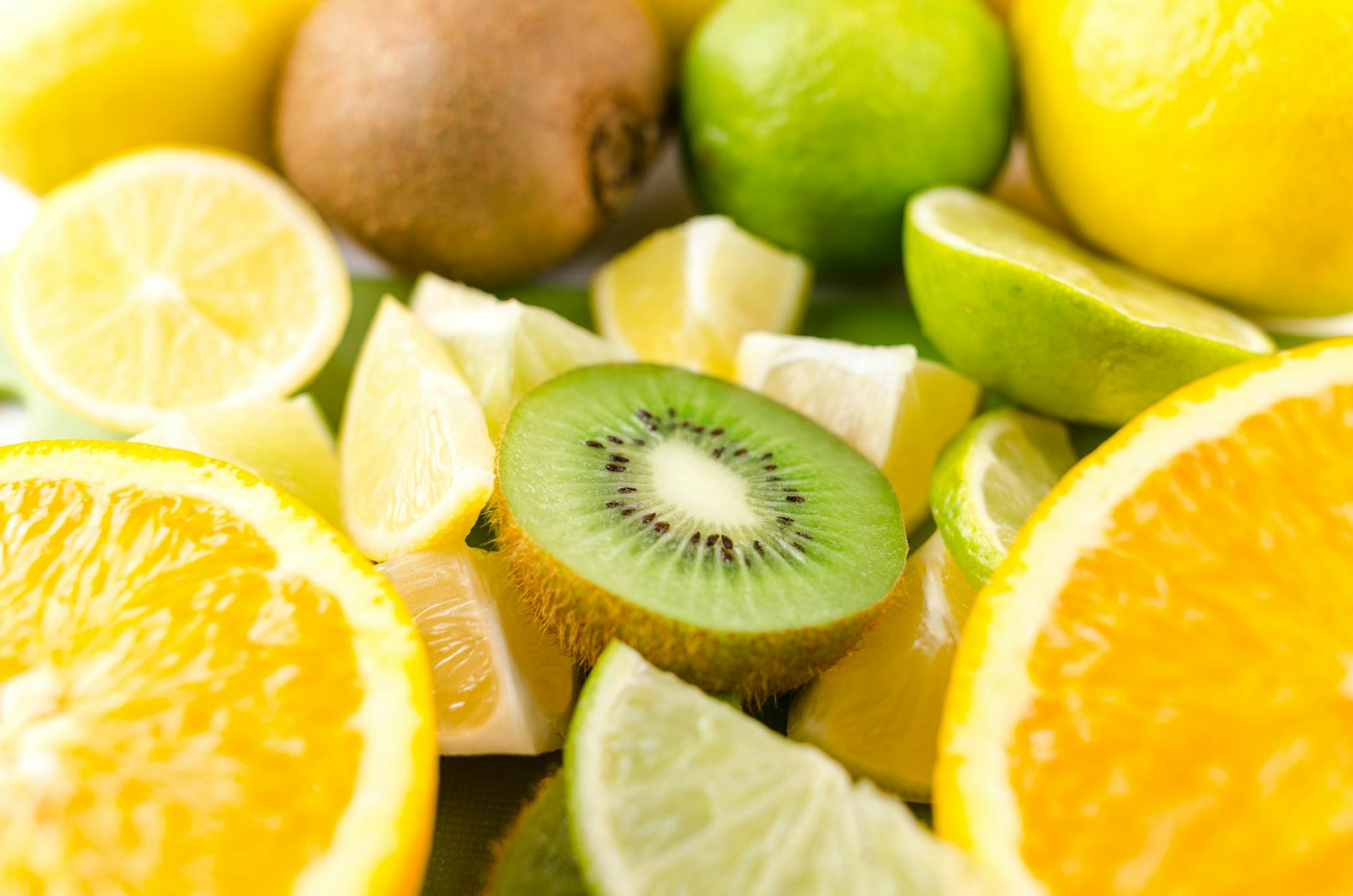 Vitamine C dans les fruits (agrumes et kiwi)